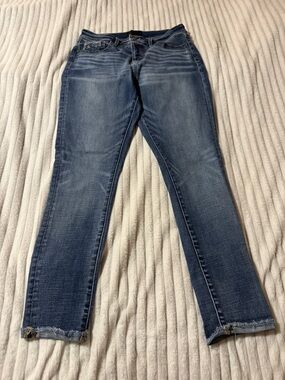 Buckle Women's Skinny Jeans in Dark Blue Wash